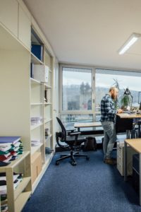 Ein Mitarbeiter der Ramm Ingenieur GmbH arbeitet im Stehen an seinem Schreibtisch